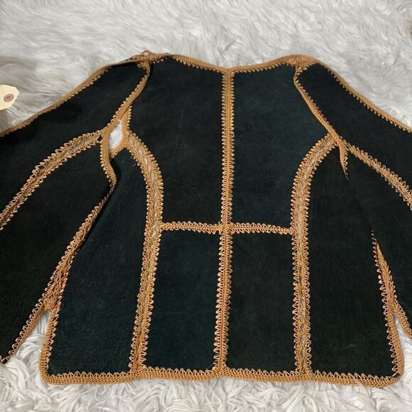 VINTAGE 70s patchwork of painted leather pieces crochet together to create vest - Picture 5 of 9